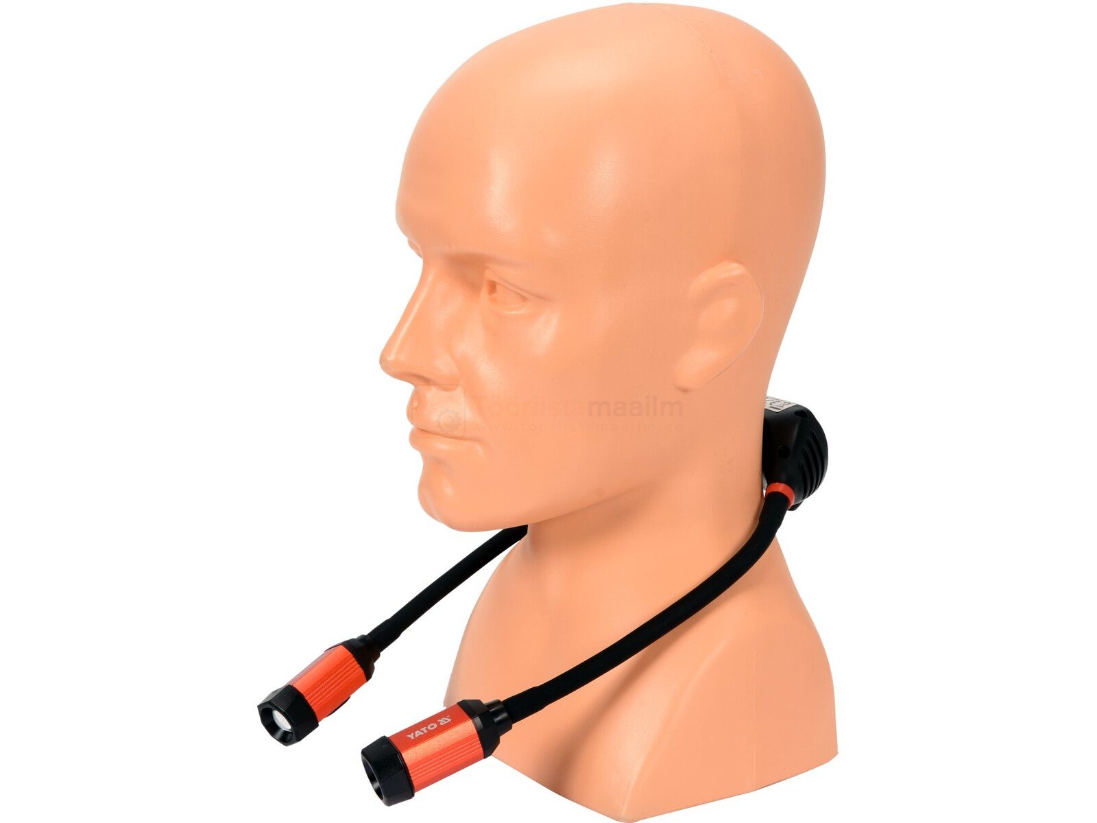 Pildil on mannekeenil YATO kaelalamp, millel on kaks valgusallikat ja mis on laetav.