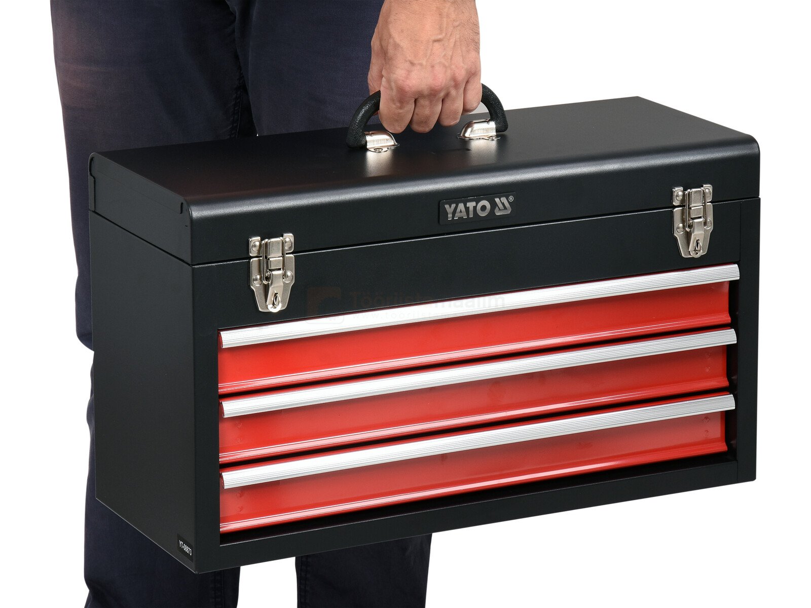 Pildil on must Yato tööriistakast kolme punase sahtliga, mida keegi kannab.