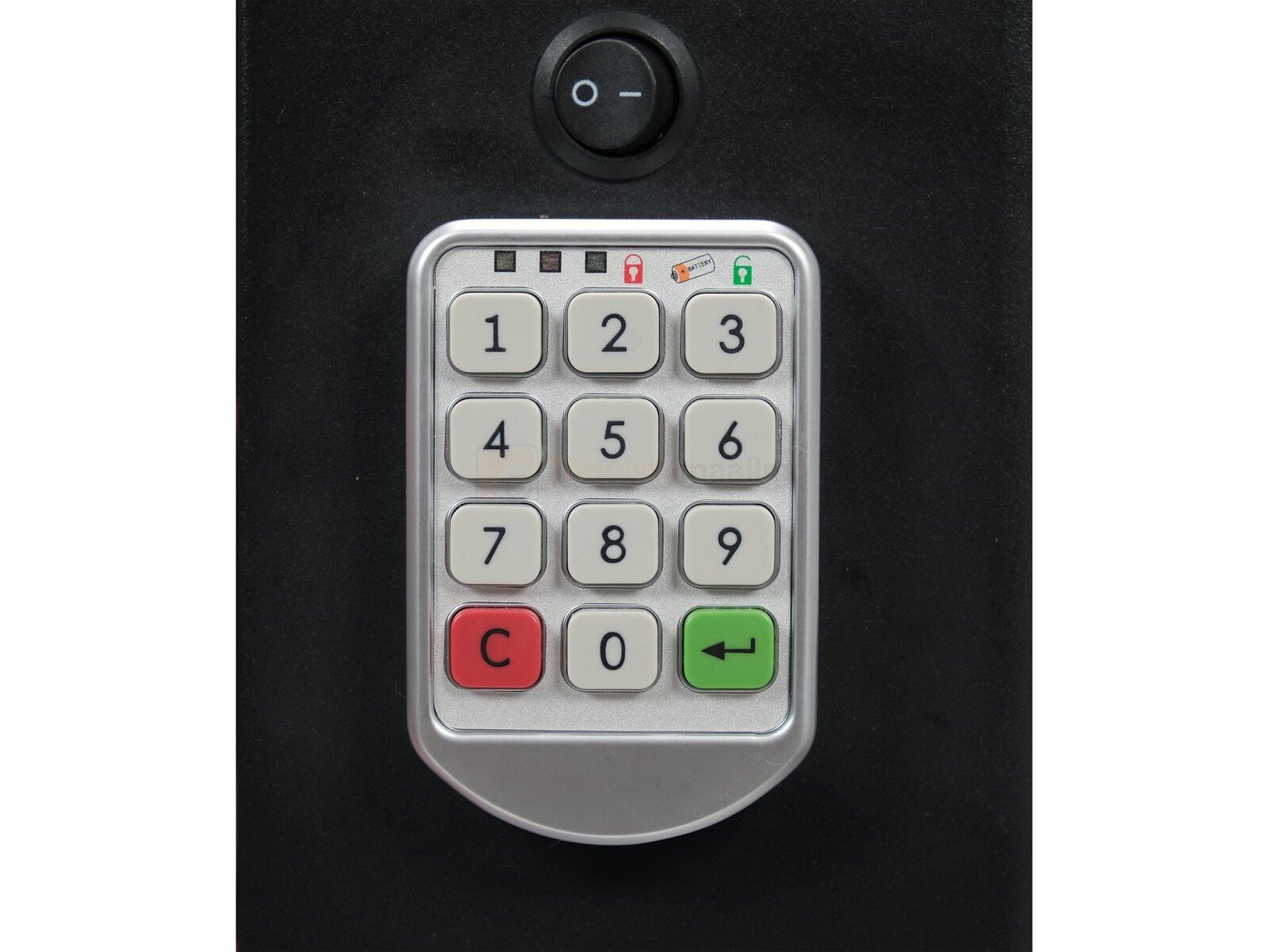 Pildil on Yato tööriistakäru 7 sahtliga digitaalse koodlukuga juhtpaneel ja sisse-välja lüliti.