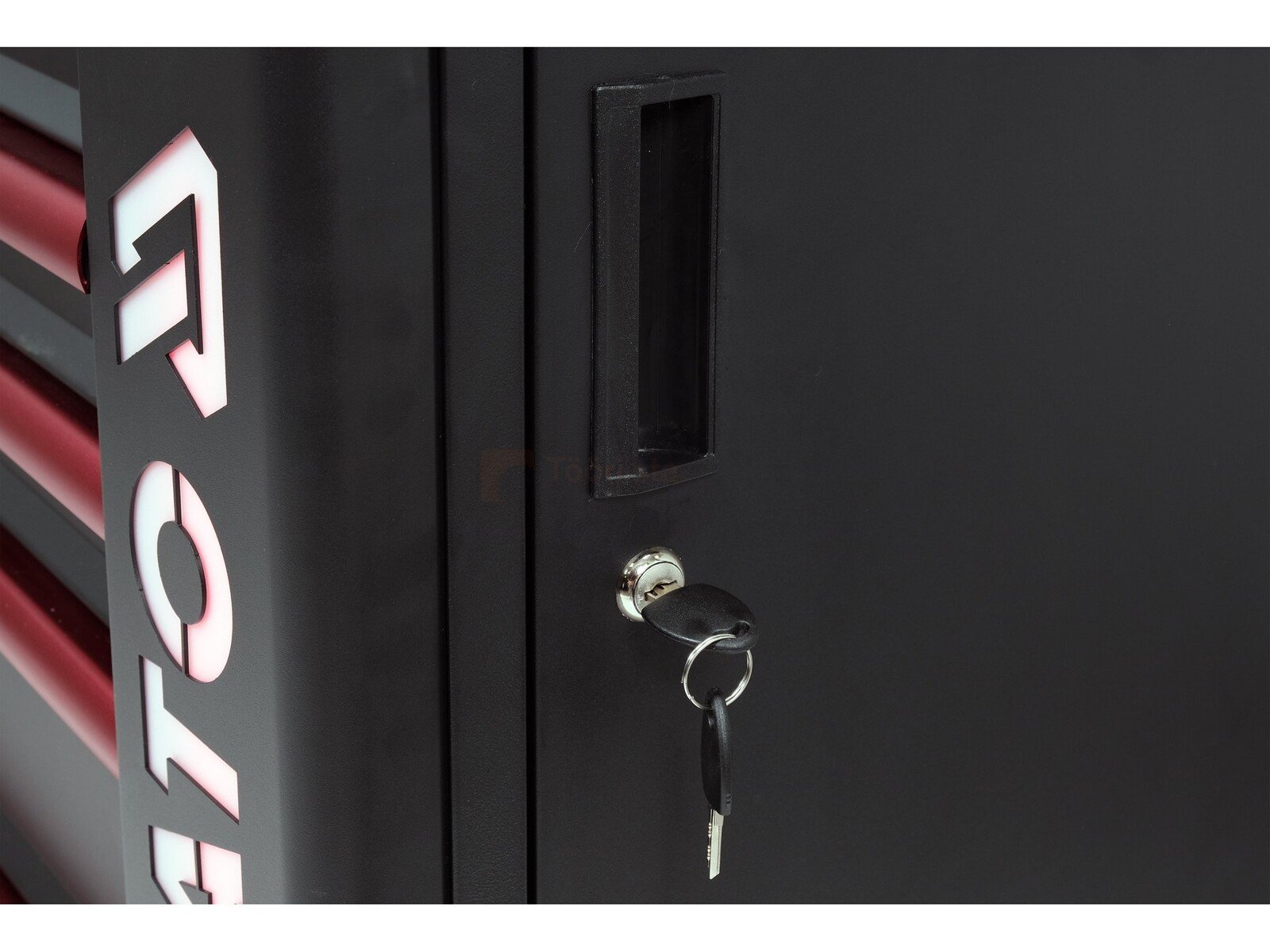 Pildil on näha Yato tööriistakäru musta ukse detail, millel on süvistatud käepide ja võtmega lukk.