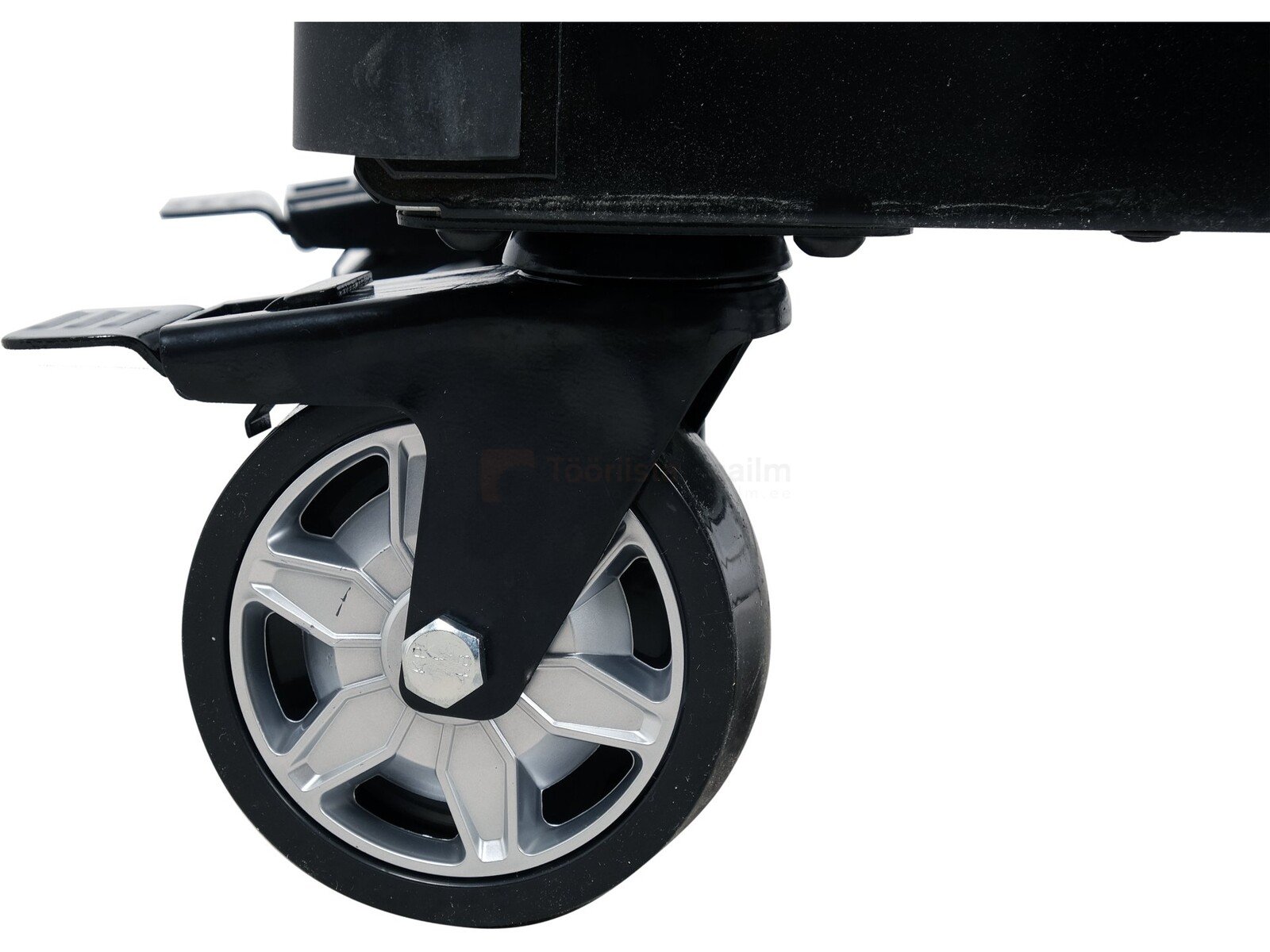 Pildil on näha YATO tööriistakäru ratas, mis on kinnitatud musta värvi metallkonstruktsiooni külge.