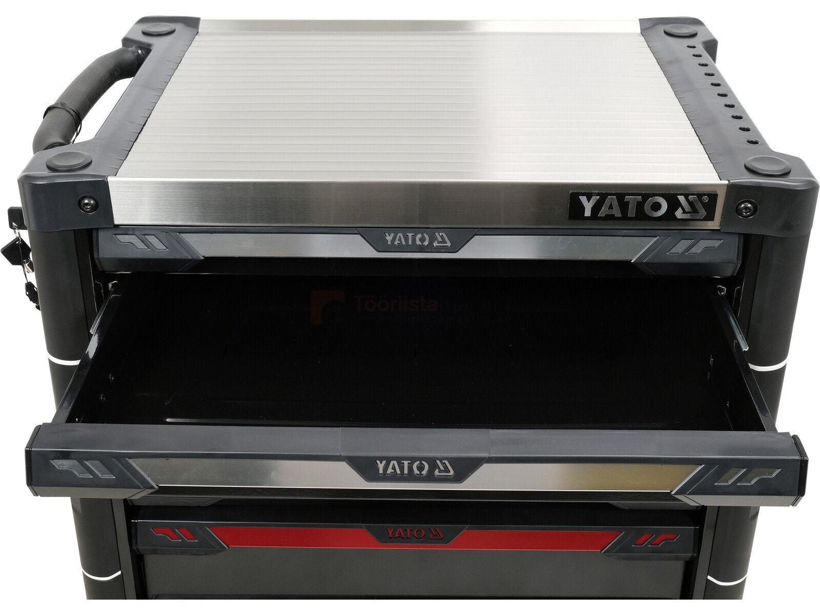 Pildil on Yato tööriistakäru, millel on näha pealmine roostevabast terasest pind ja kaks avatud sahtlit.