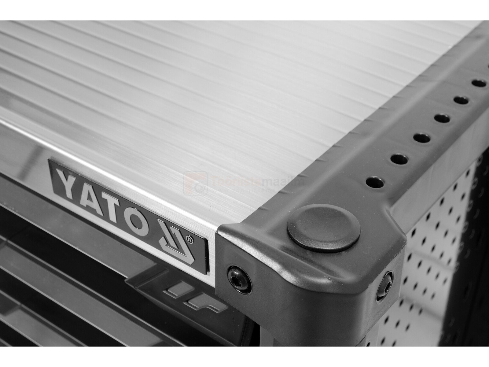 Pildil on näha Yato tööriistakäru nurk, kus on näha sahtlite serva, kaubamärgi logo ja käru konstruktsiooni detaile.
