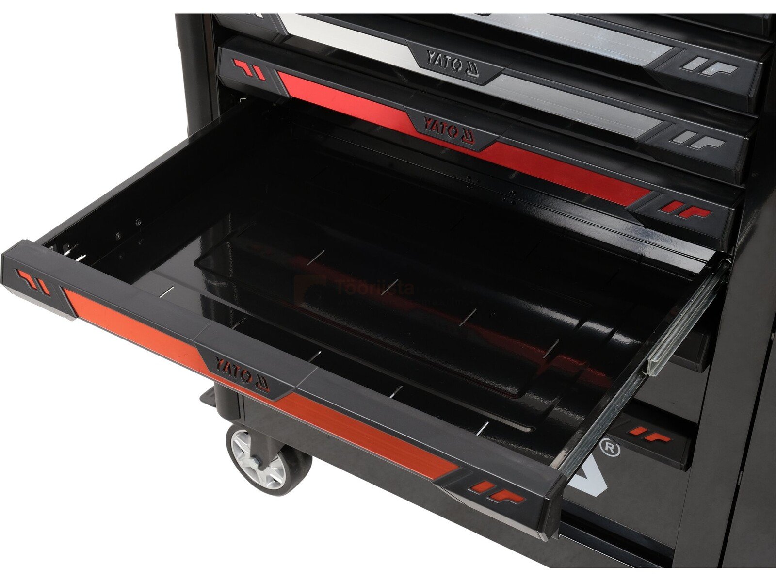 Pildil on avatud sahtliga YATO tööriistakäru, millel on näha mustad sahtlid ja punased detailid.