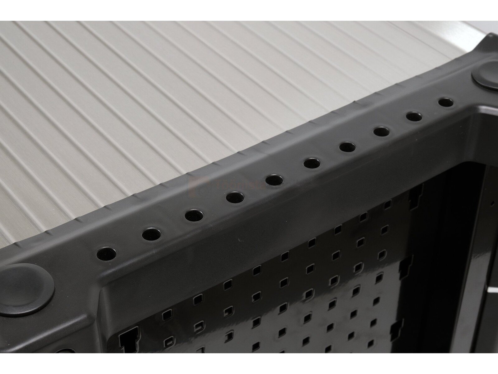 Pildil on näha YATO tööriistakäru detail, millel on augud ja soontega pind.