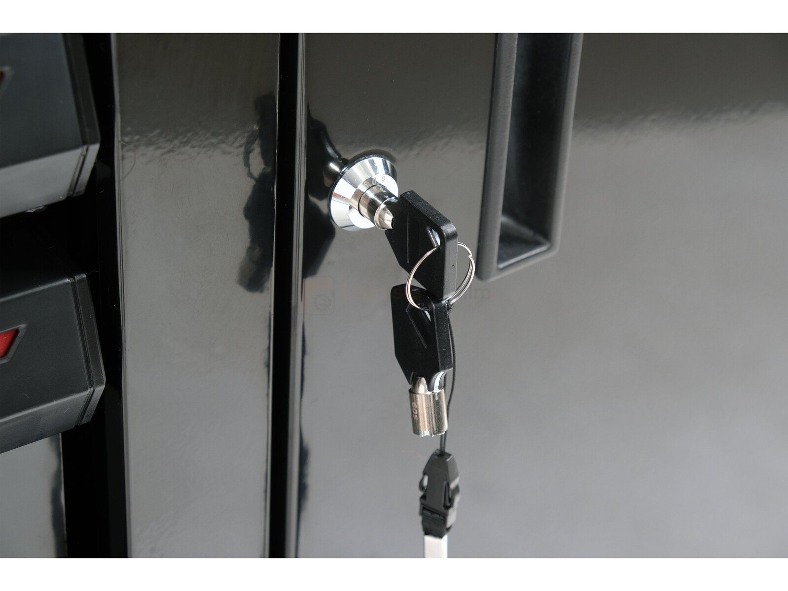 Pildil on näha YATO tööriistakäru, mille uksed on suletud ja võtmega lukustatud.