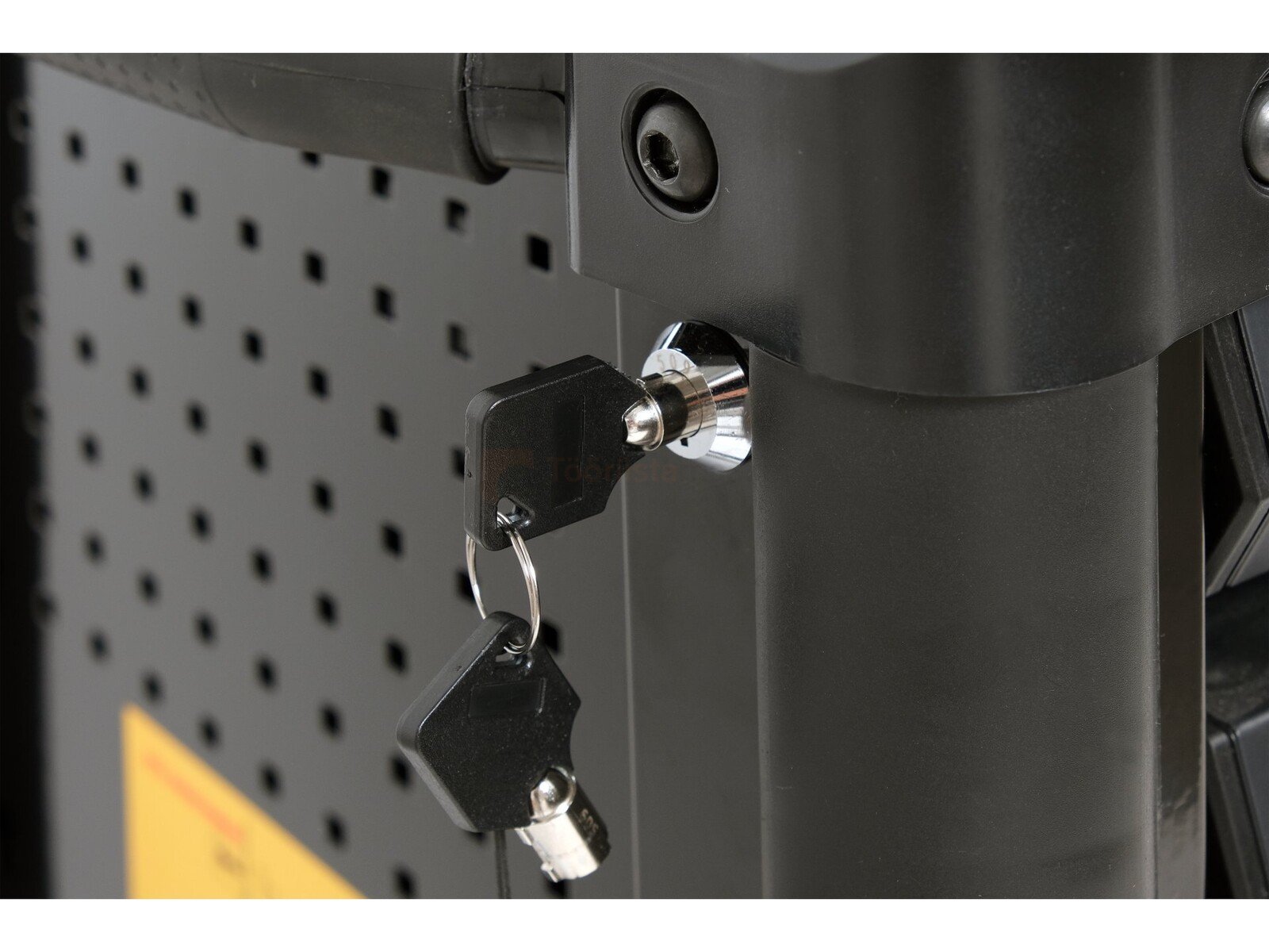 Pildil on näha Yato tööriistakäru lukustusmehhanism koos võtmetega.