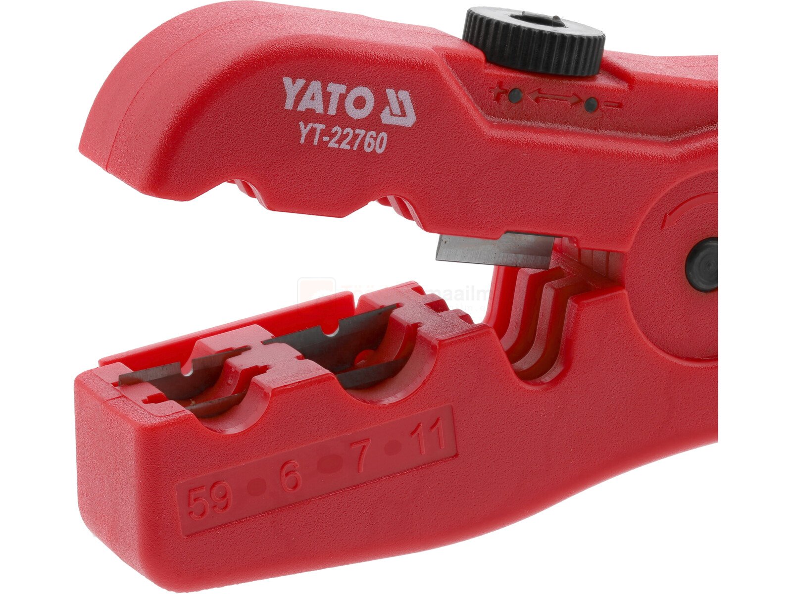 Pildil on näha YATO punast kaablikoorijat antenni- ja võrgukaablitele, mille lõual on erinevad sooned kaablite jaoks ning...