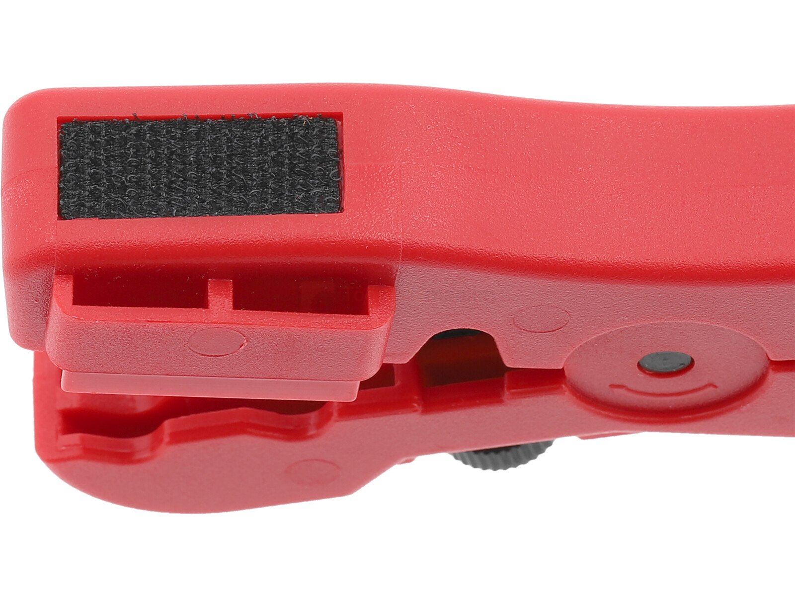 Pildil on näha punane Yato kaablikoorija, mis on mõeldud antenni- ja võrgukaablite jaoks.