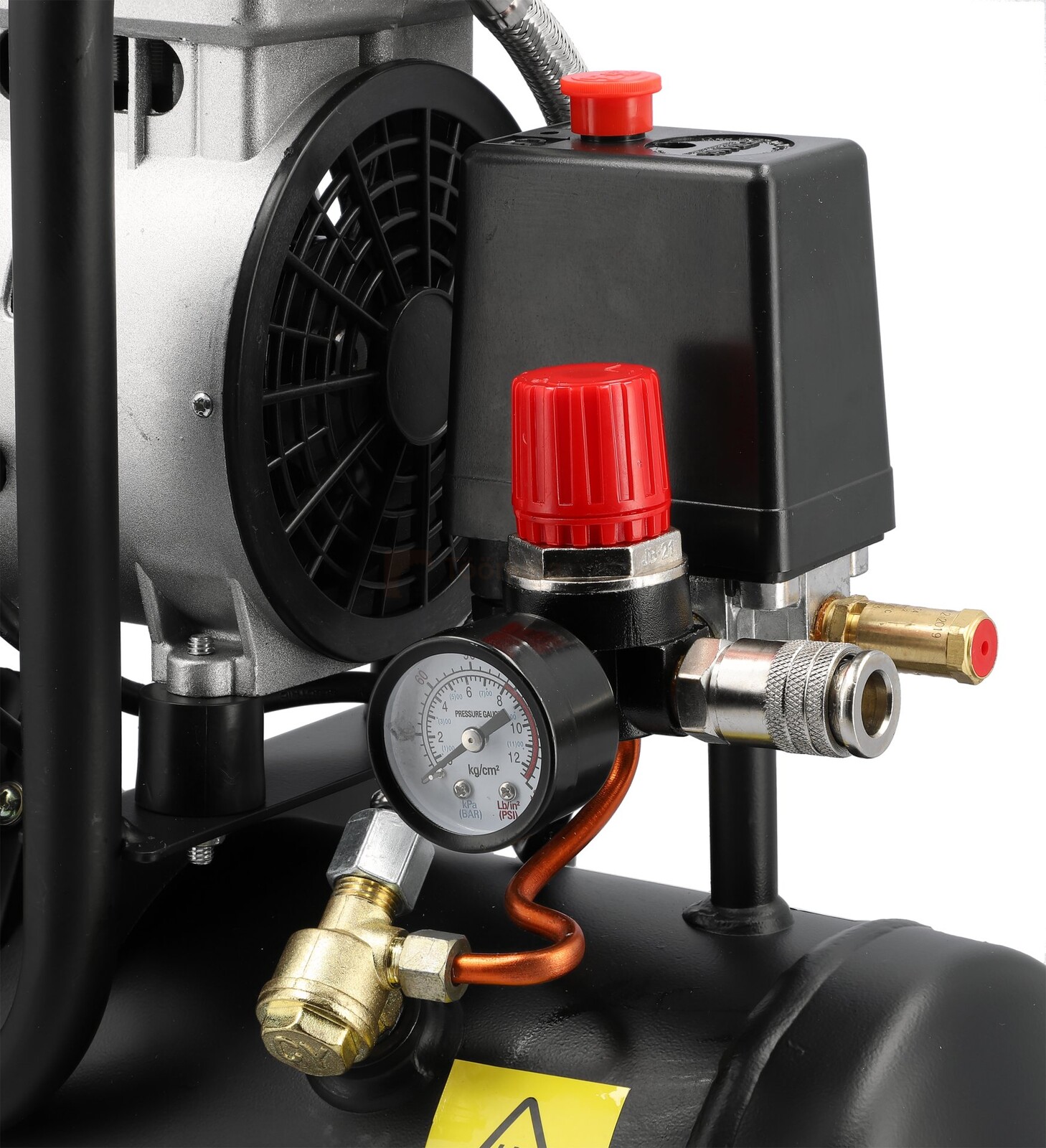 Pildil on näha YATO vaikse õlivaba kolbkompressori detailvaade, kus on selgelt nähtavad rõhumõõtur, rõhu...