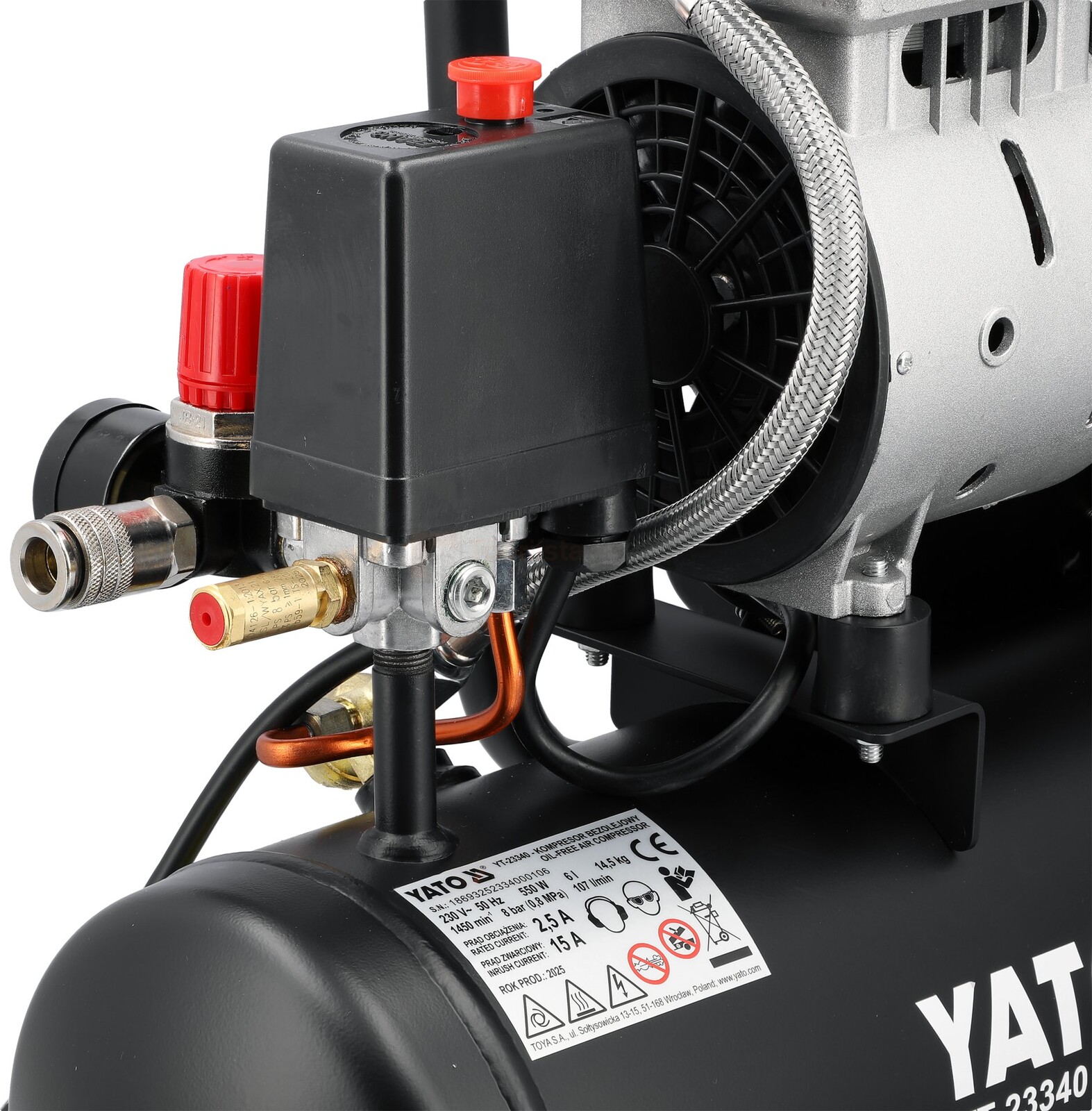 Pildil on detailne vaade YATO vaikse õlivaba kolbkompressori osadele, sealhulgas rõhulüliti, manomeeter ja õhuliidesed.