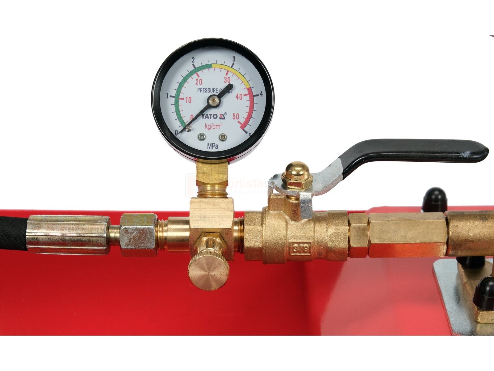 Pildil on näha YATO survekontrollipump koos manomeetri ja ventiiliga, mis võimaldab kontrollida rõhku kuni 5 MPa.