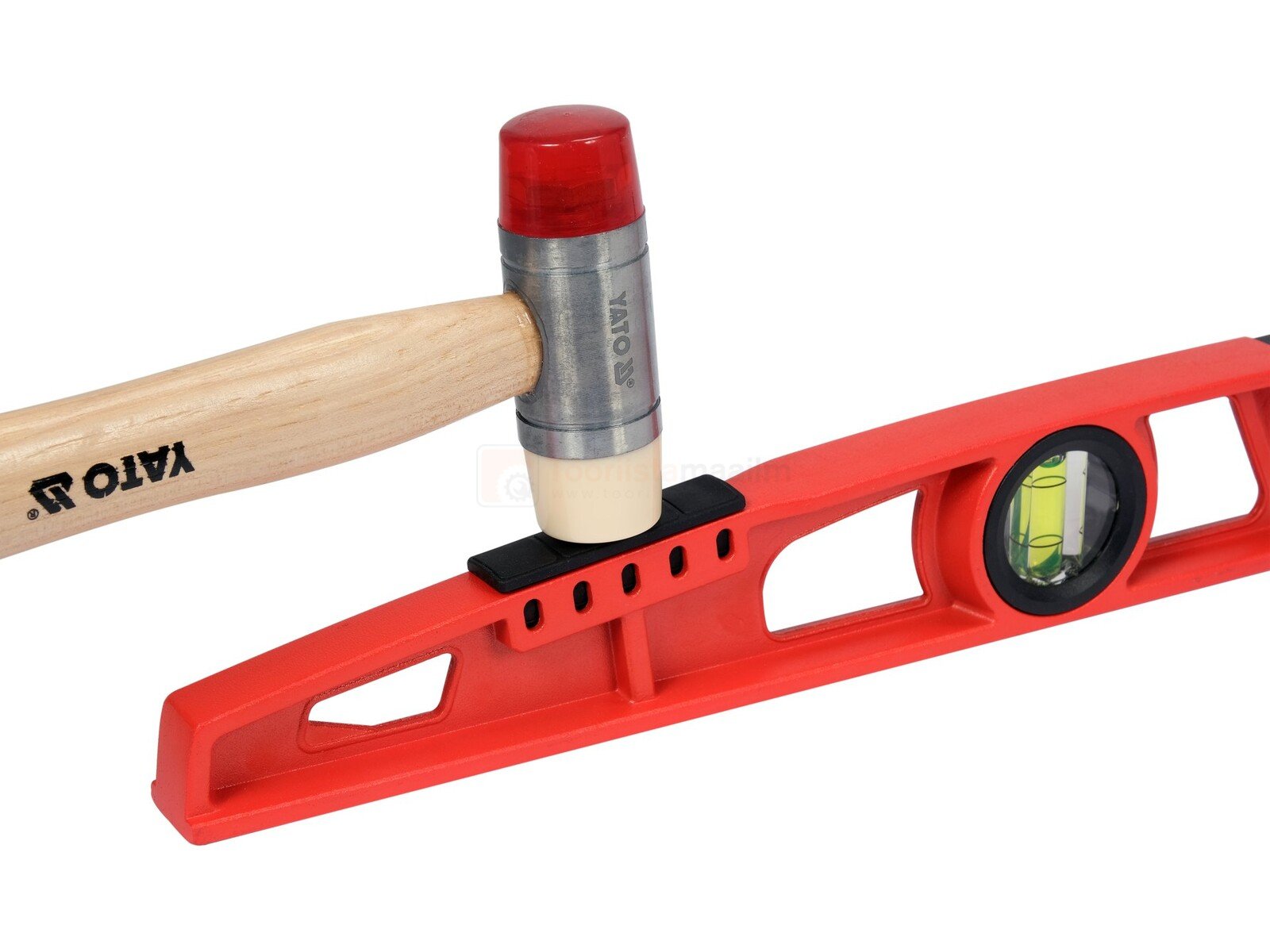 Pildil on YATO vesilood, millele on asetatud YATO vasar.