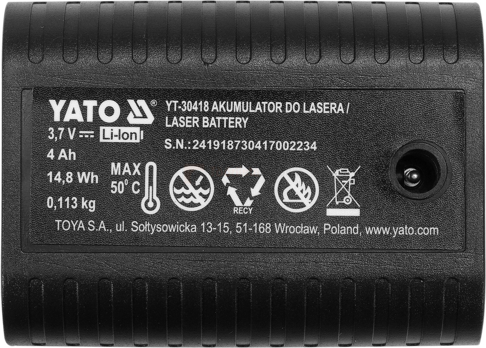 Pildil on must Yato aku YT-30418 ristjoonlaserile, millel on kirjas tehnilised andmed ja tootja kontaktandmed.