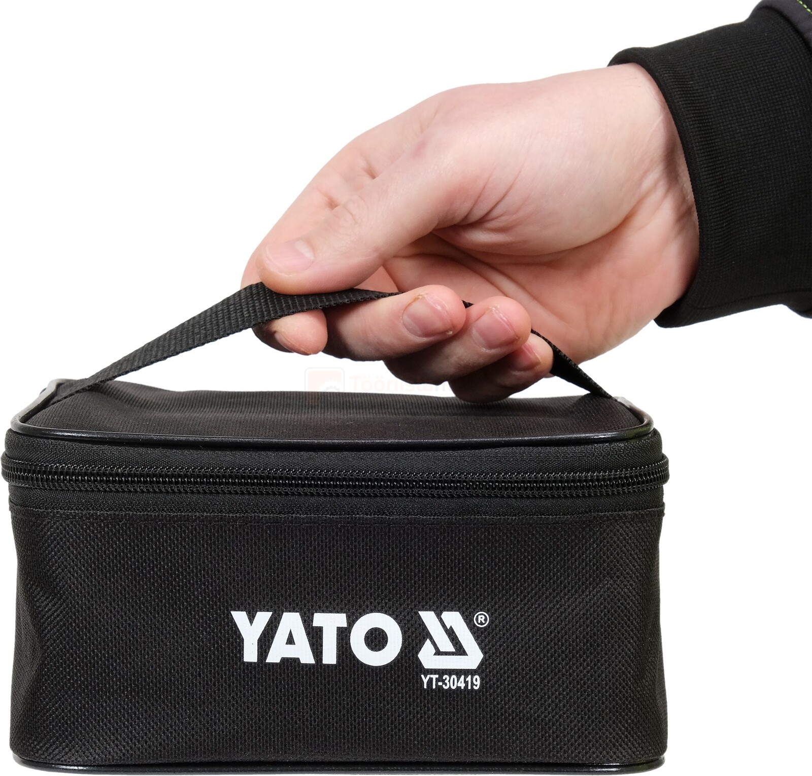 Pildil on must Yato tootekohver, mida hoiab käes inimene.