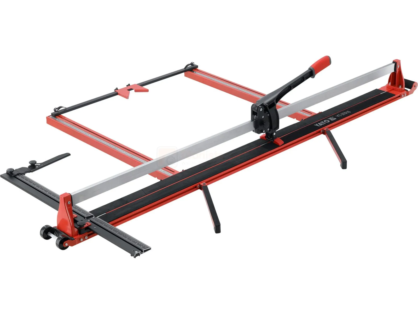 Pildil on Yato PROFESSIONAL TILE CUTTER 1650 MM, mis on punane ja must plaatide lõikur, millel on pikad juhikud ja käepide.