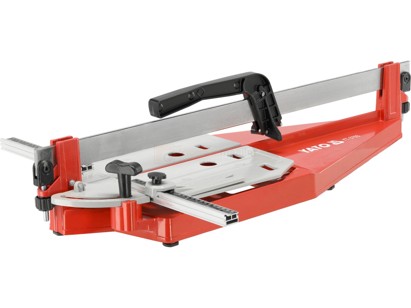 Pildil on punane YATO plaadilõikur, millega saab lõigata kuni 630 mm pikkuseid ja kuni 14 mm paksuseid plaate.