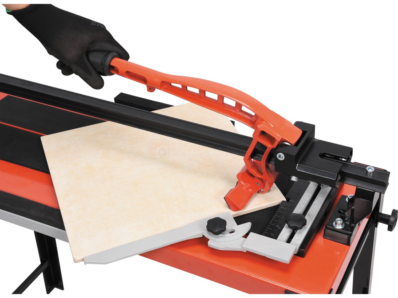 Pildil on Yato plaatide lõikaja 60 cm lauaga, millega operaator lõikab plaati.