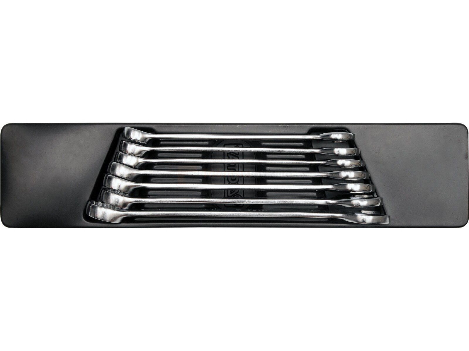 Pildil on must Yato mutrivõtmete kandik, milles on ridamisi riistad.