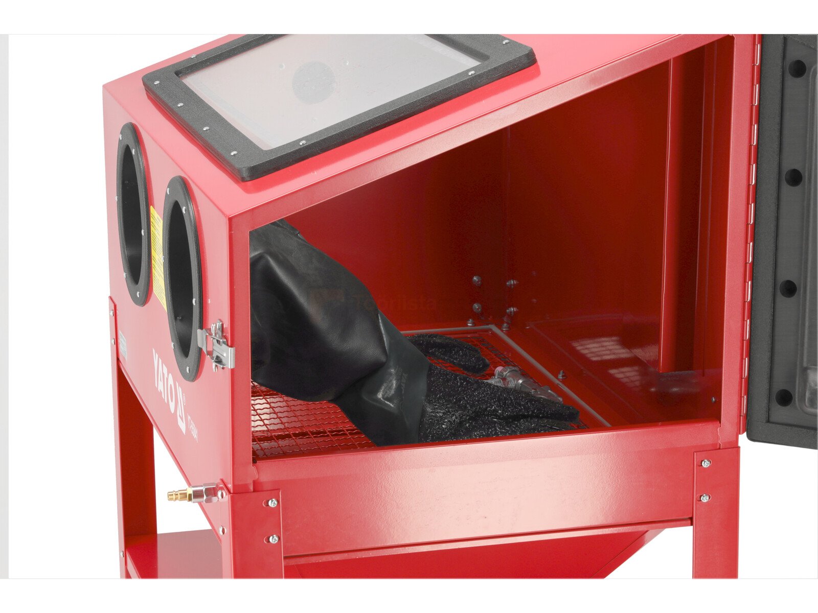 Pildil on näha YATO liivapritsi kapp, millel on avatud uks, kindad ja klaasist vaateaken.