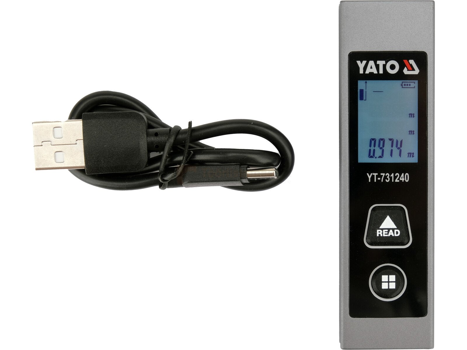 Pildil on Yato tasku suuruses kaugusmõõtja koos USB-laadimiskaabliga, millel on ekraan mõõtmistulemustega.