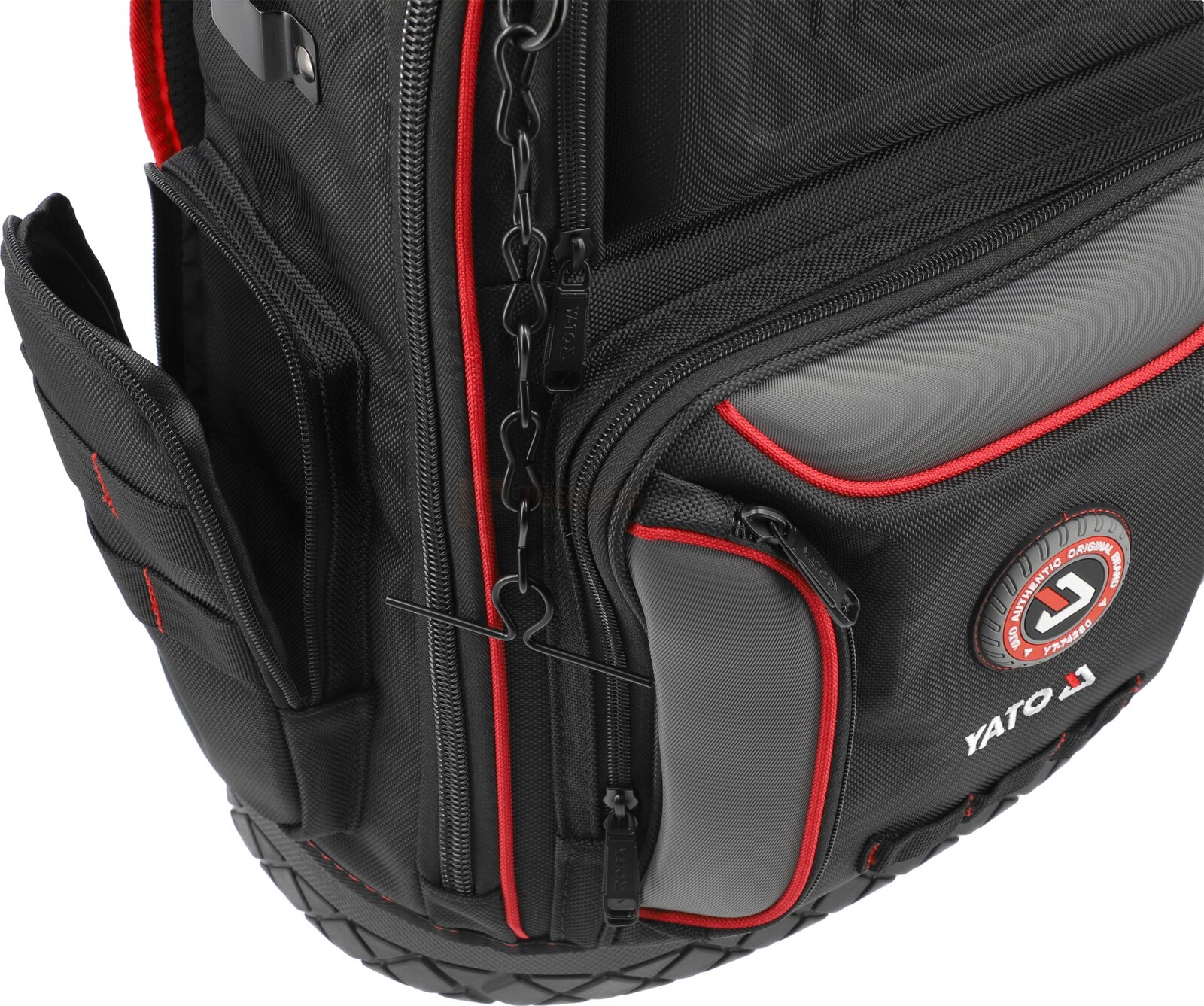 Pildil on näha Yato seljakoti detailid, millel on punaste detailidega must disain ja palju taskuid.
