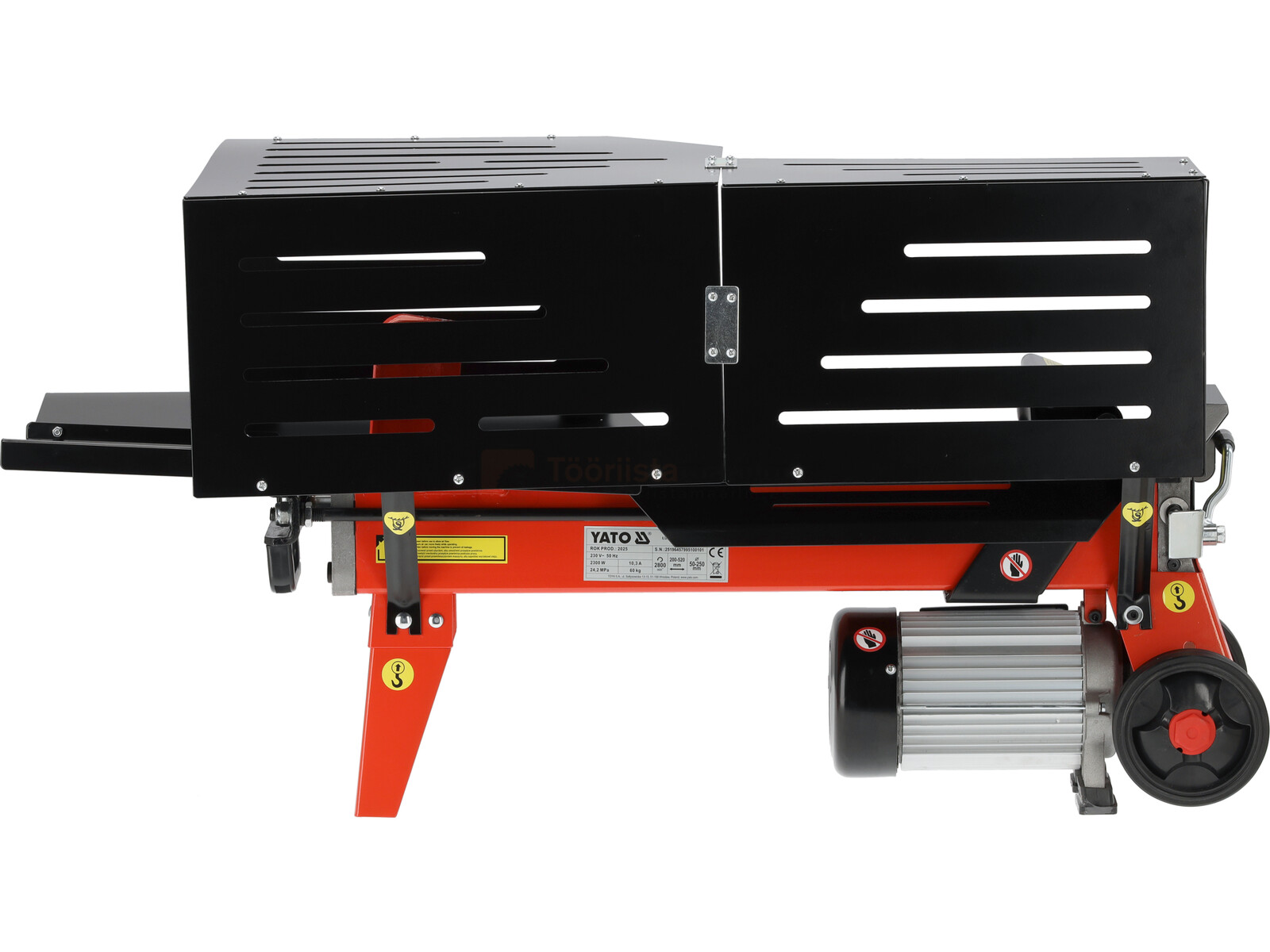 Pildil on YATO puulõhkuja, millel on must kaitsekate, punane raam ja mootor, ning see on mõeldud puidu lõhkumiseks.