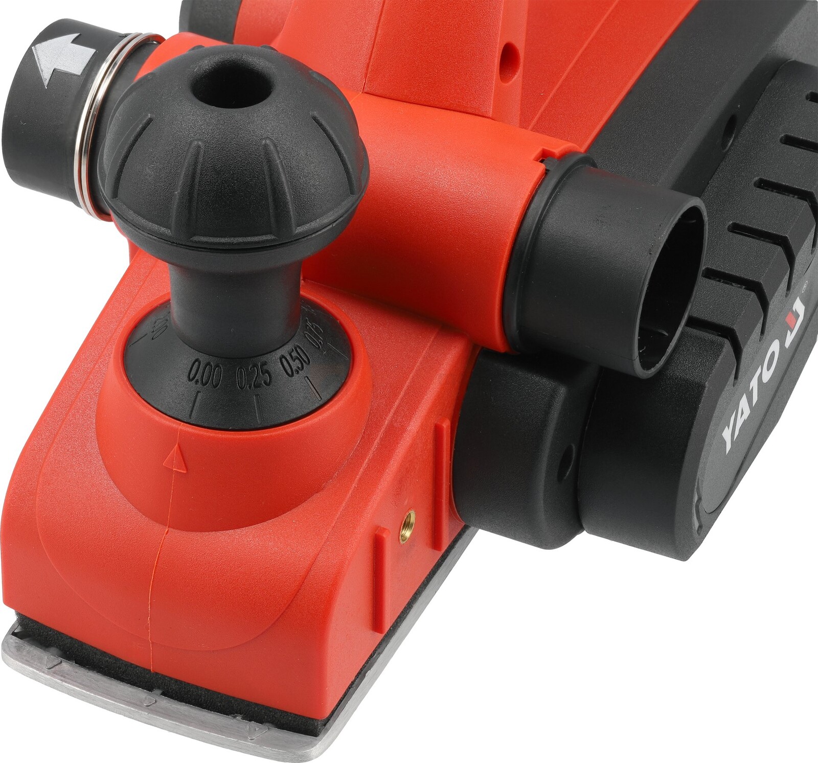 Pildil on detail YATO elektrilisest höövelist 650 W, nähtaval on kõrguse reguleerimisnupp, tolmukogumise ava ja höövli tald.