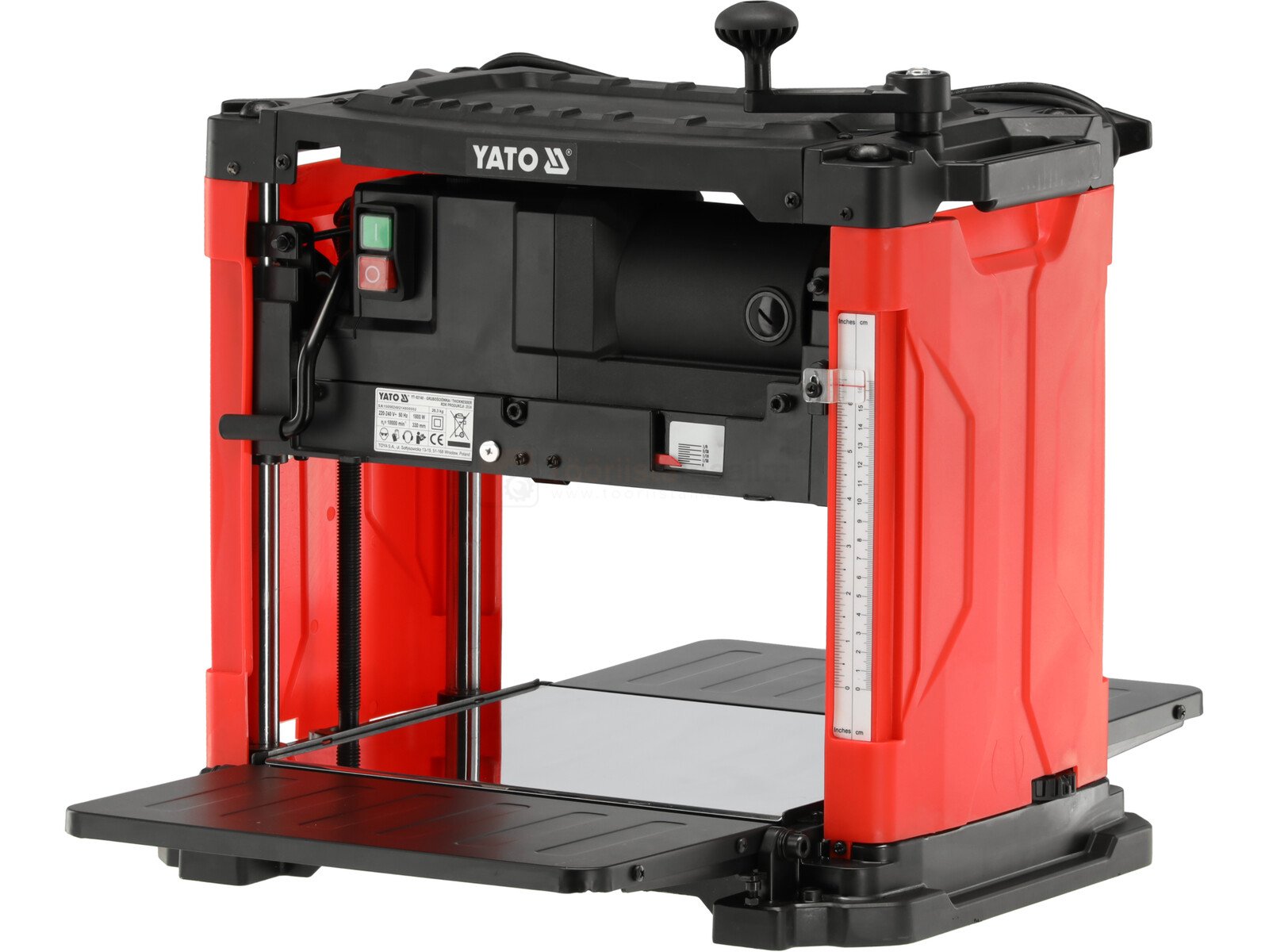 Pildil on näha punane YATO paksusmasin, millel on mustad detailid ja mis on mõeldud puidu paksuse reguleerimiseks.
