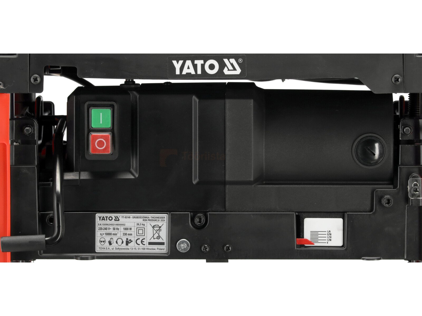 Pildil on näha YATO paksusmasina tagumine osa, kus on näha mootor, juhtnupud ja tehniline silt.