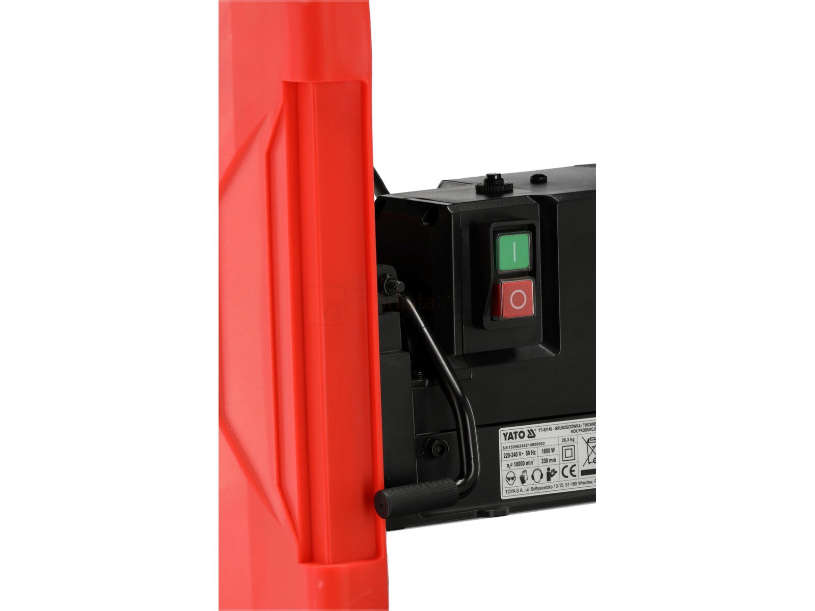 Pildil on näha YATO paksusmasina 1800W juhtpaneel koos sisse-välja lülitiga, mis on kinnitatud punasele korpusele.