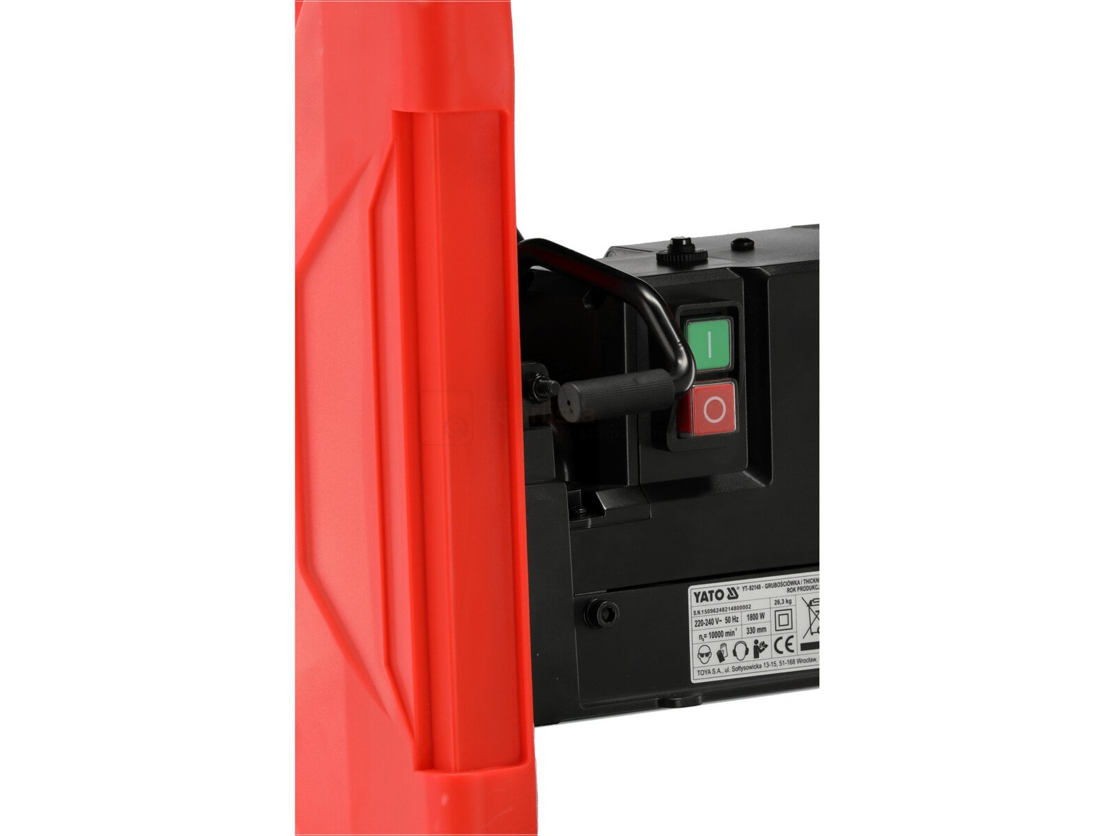 Pildil on näha YATO paksusmasina detail, millel on punane korpus, käepide ja juhtpaneel rohelise ja punase nupuga.