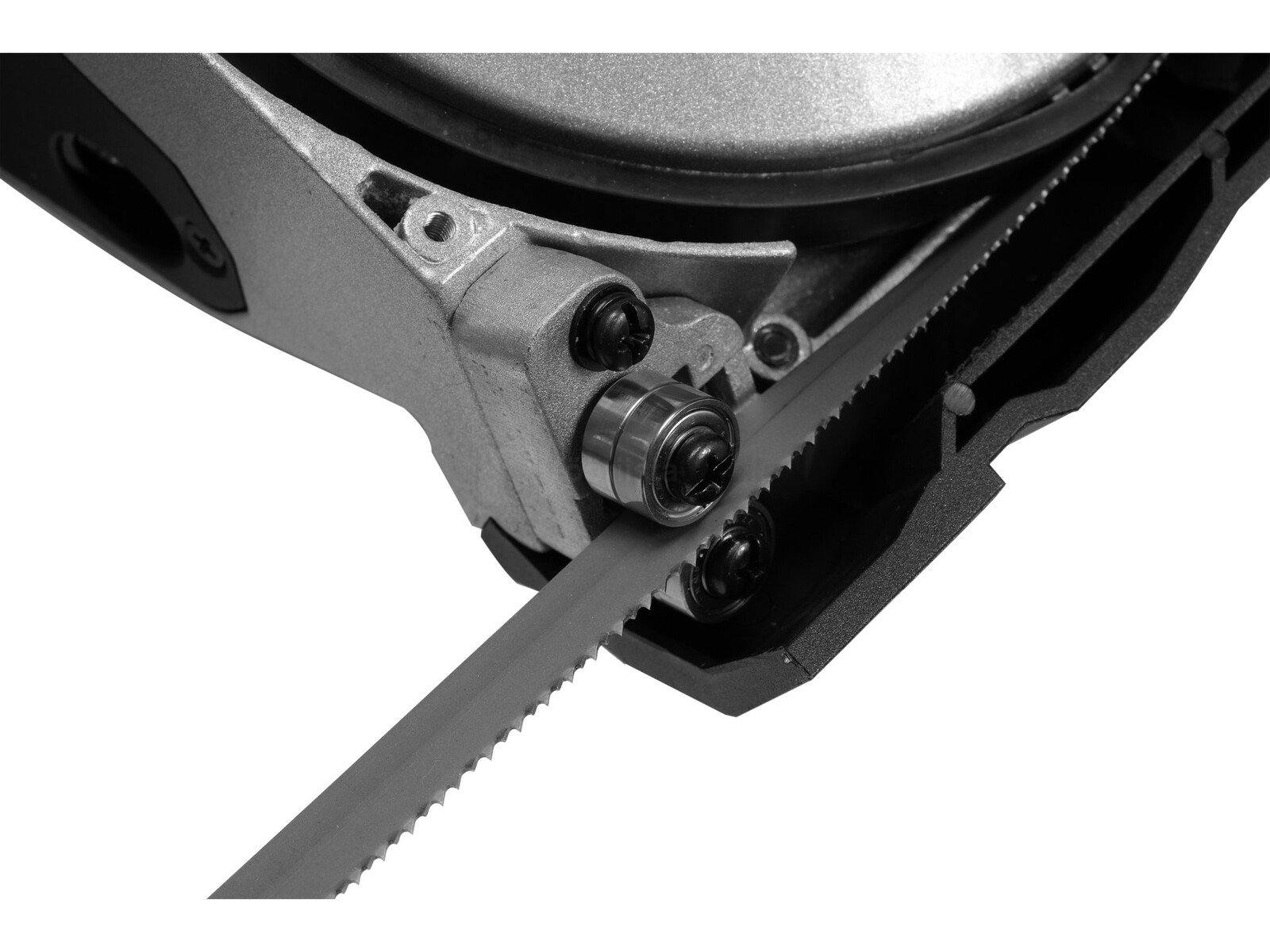 Pildil on näha Yato akulintsaagi saeleht ja selle kinnitusmehhanism.