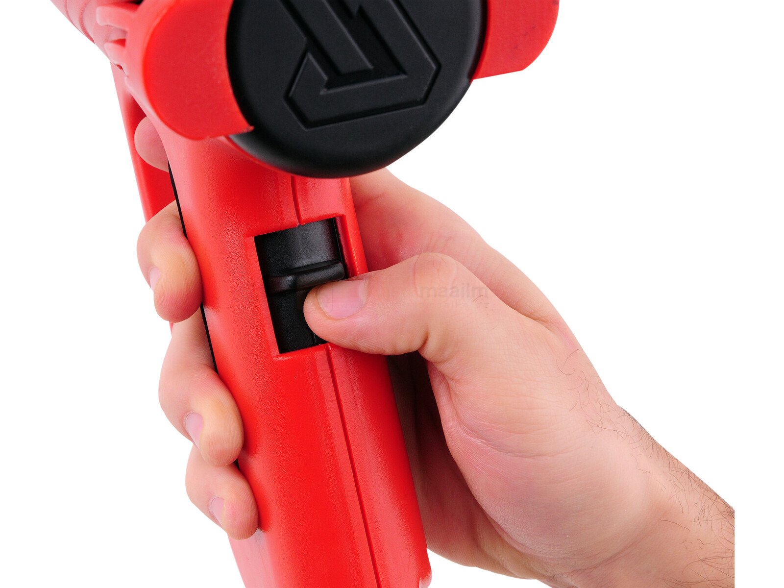 Pildil on näha käsi, mis hoiab punast YATO kuumaõhupuhurit, millel on nähtav sisse-välja lüliti.