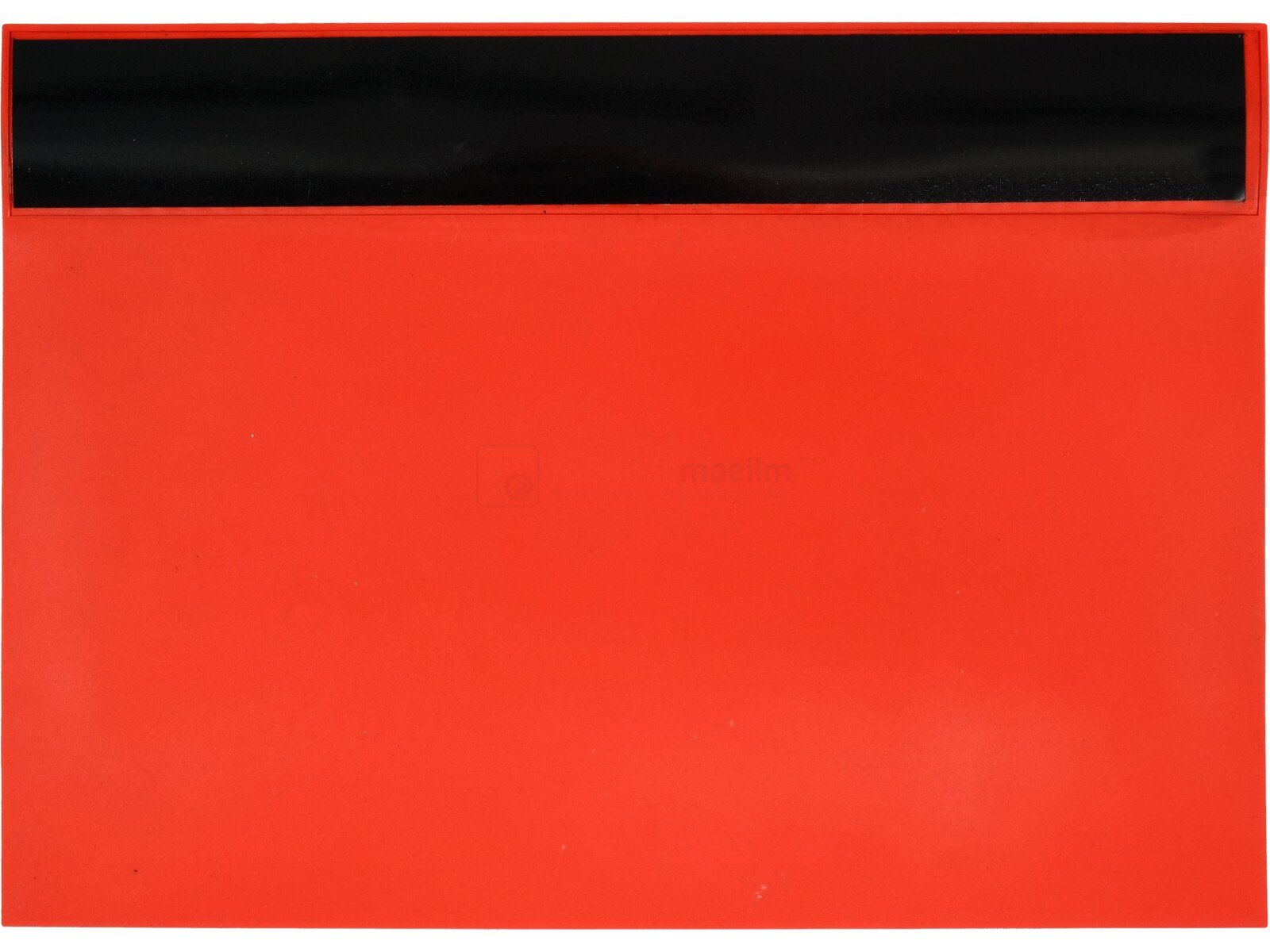 Pildil on punane YATO silikoonist jootematt mõõtmetega 40 x 30 cm, mille ülemises osas on must riba.