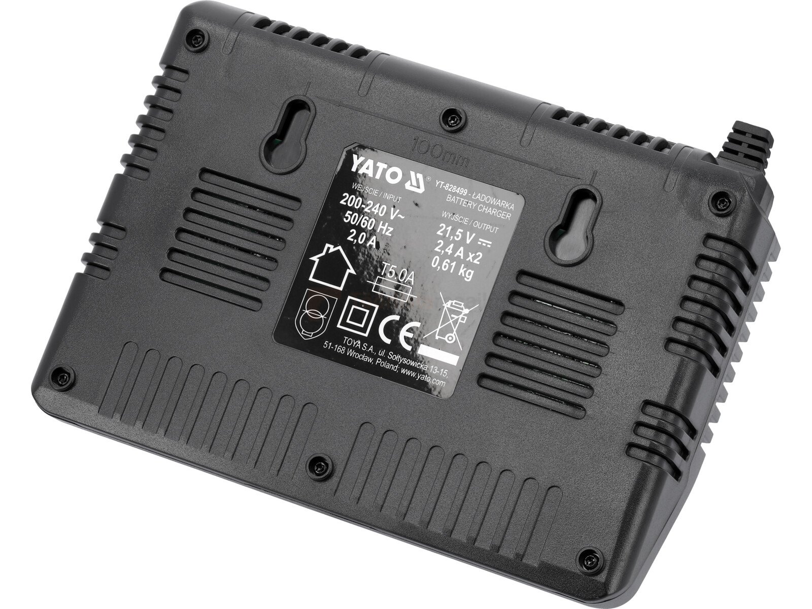 Pildil on Yato kahepesalise laadija 18V 2.4A tagakülg, millel on näha tehnilised andmed, ventilatsiooniavad ja riputusavad.