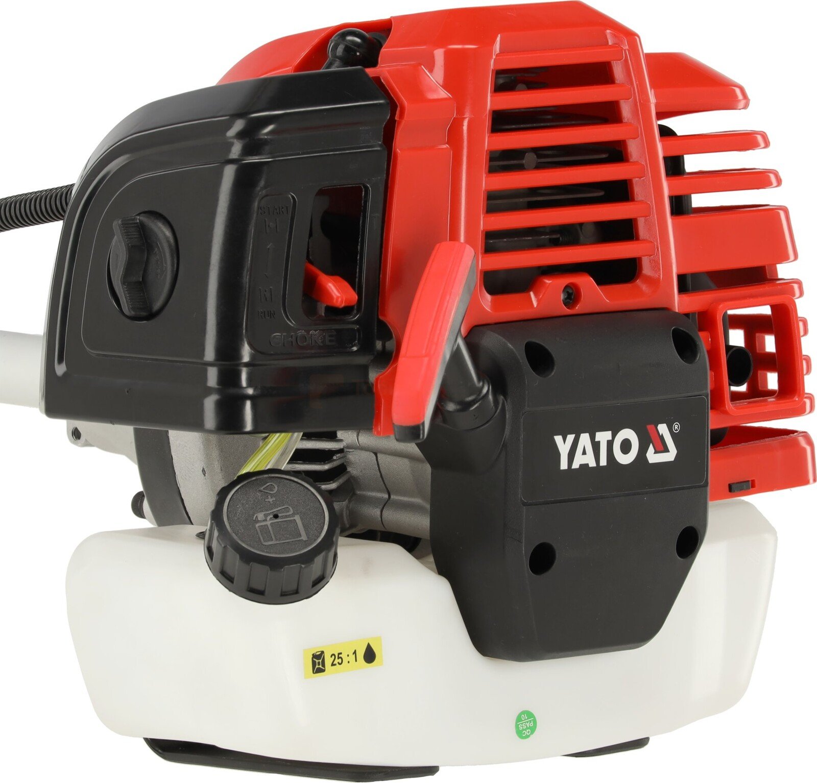 Pildil on YATO võsa- ja rohulõikuri mootor, millel on punased ja mustad detailid, kütusepaak ning YATO logo.