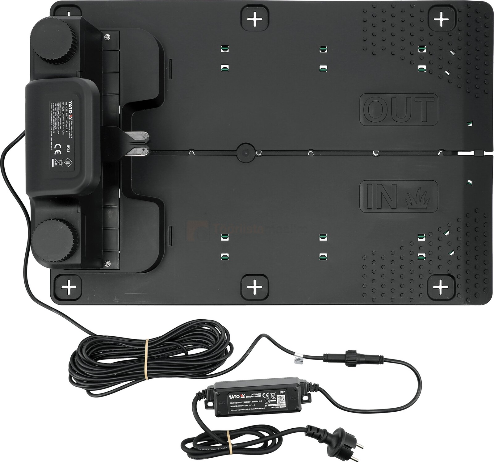 Pildil on Yato robotniiduki laadimisjaam koos toiteadapteriga, mis on mõeldud kuni 1000 m² suuruse ala niitmiseks.