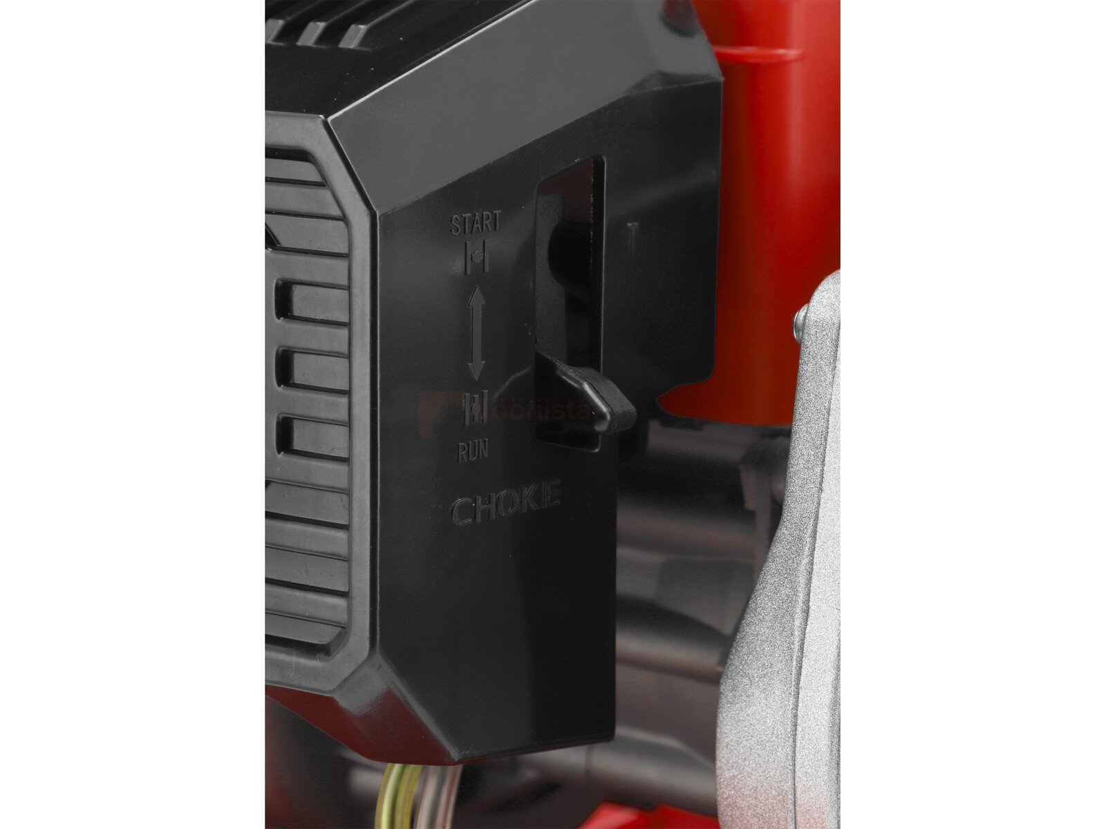 Pildil on näha YATO bensiinimootoriga veepumba mootori detail, millel on näha õhuklapi asendit.