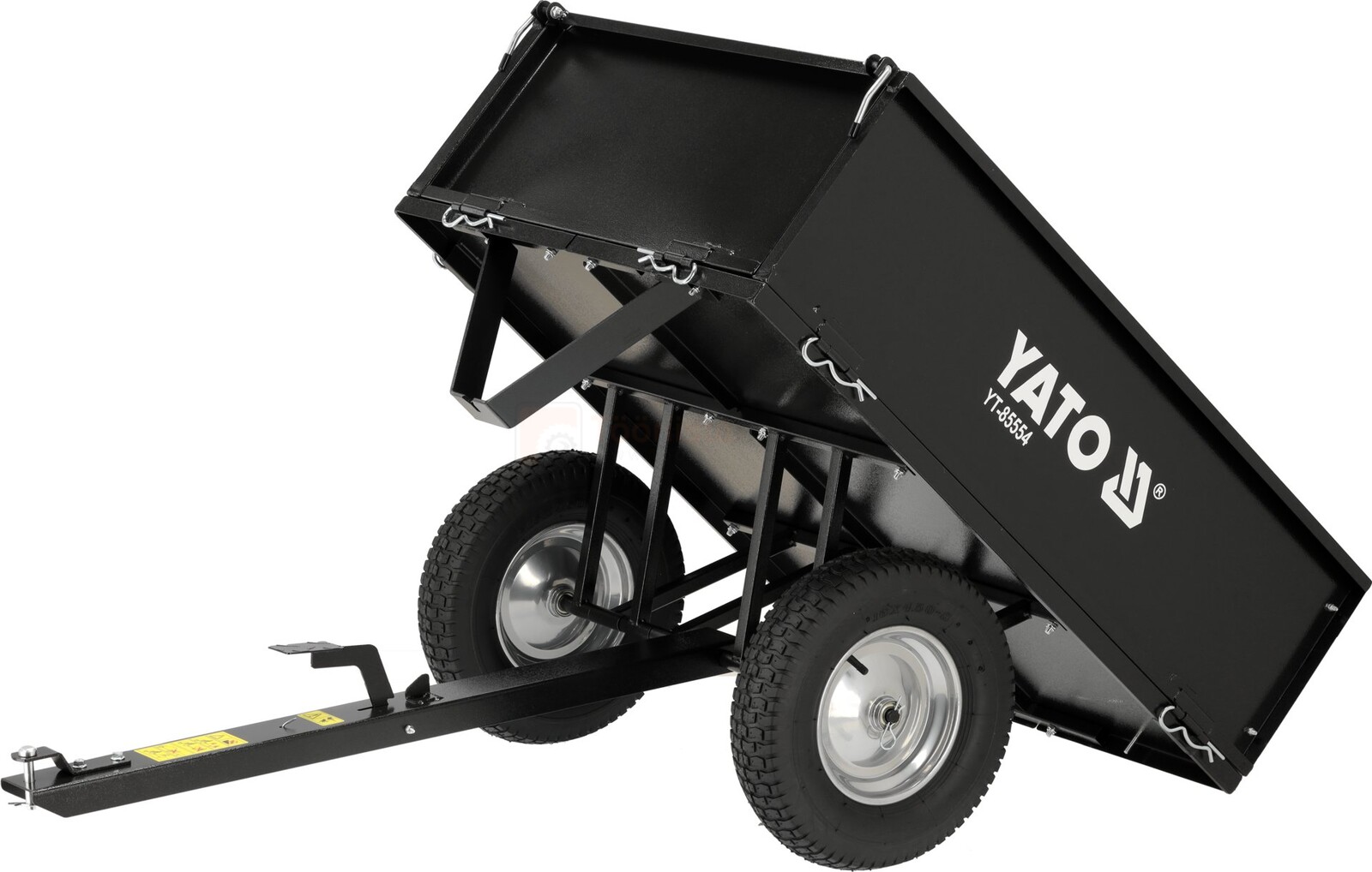 Pildil on musta värvi YATO väike järelkäru, mille kallutatavat kasti on näha ülespoole tõstetuna.