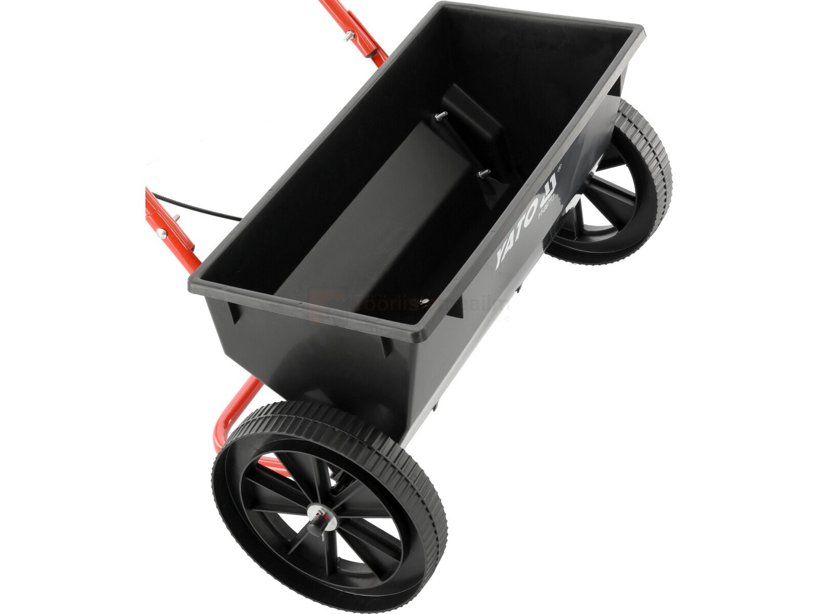 Pildil on YATO külvik, millel on must konteiner, punane raam ja kaks ratast.