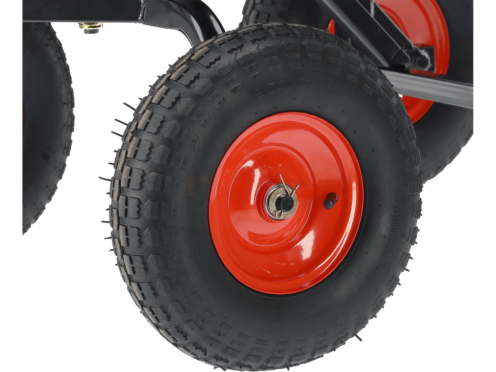 Pildil on detail YATO kallutava kastiga aiakäru XXL 550 kg rattast, millel on punane velg ja must rehv.