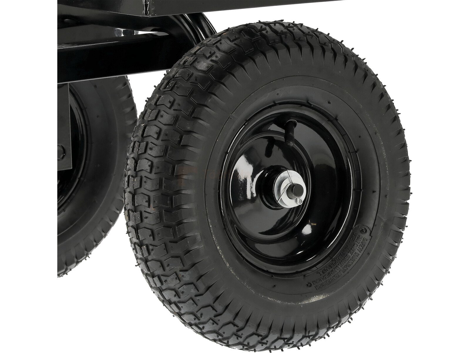 Pildil on Yato GARDEN TROLLEY XL 450KG WITH BAG vankri rataste detail, kus on näha mustad rehvid ja ratta konstruktsioon.