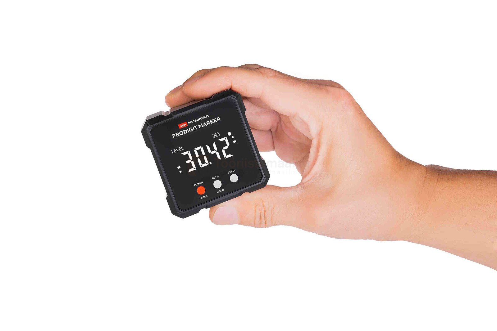 Pildil on käes nurgamõõtja ADA ProDigit MARKER, mille ekraanilt on näha nurga mõõtühikuid.