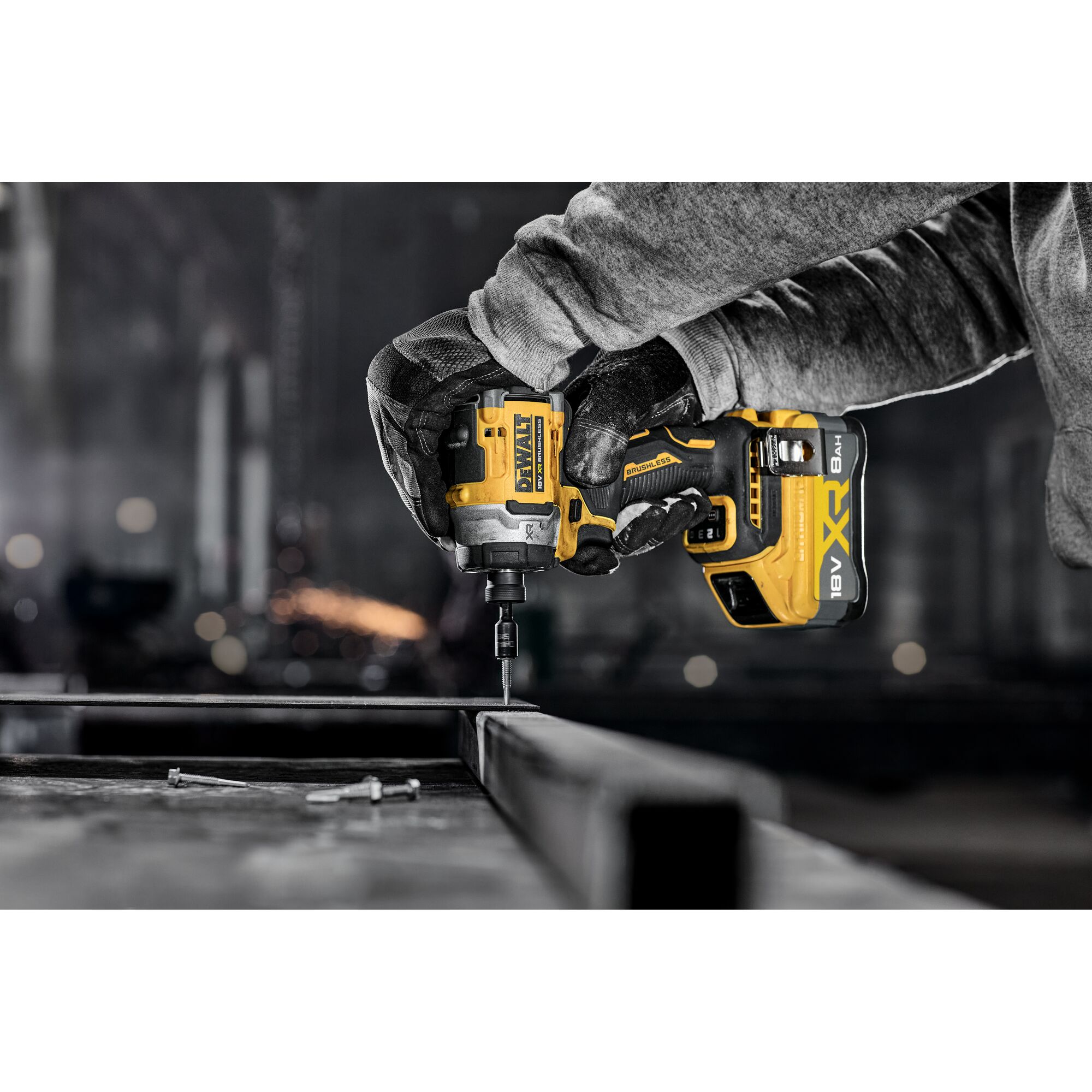 Pildil on DeWalt DCF860N akulöökkruvikeeraja, mida kasutatakse metallkonstruktsiooni kruvide keeramiseks, näidates seadme...