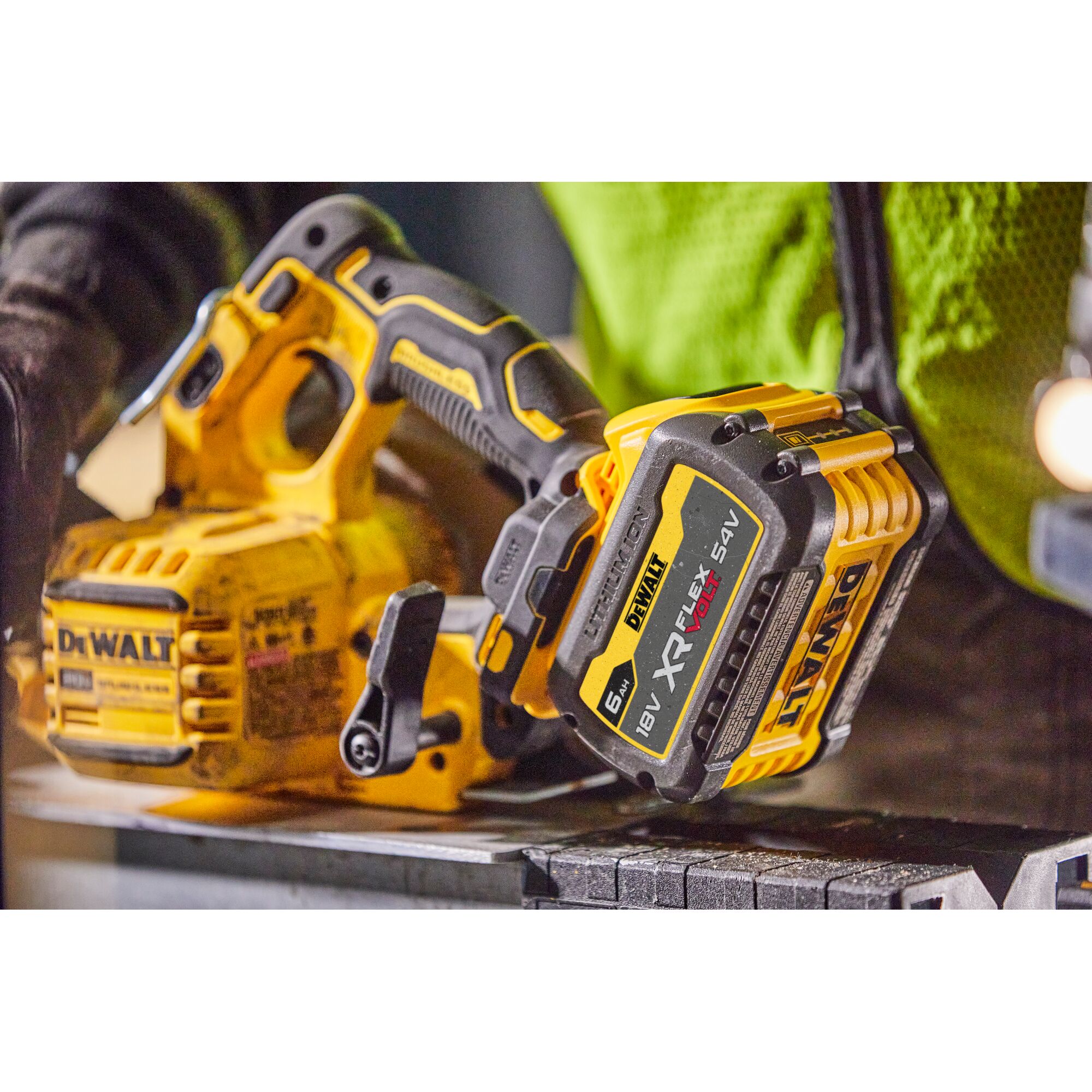 Pildil on DeWalt akuketassaag DCS573NT, millel on 18V XR FLEXVOLT aku.
