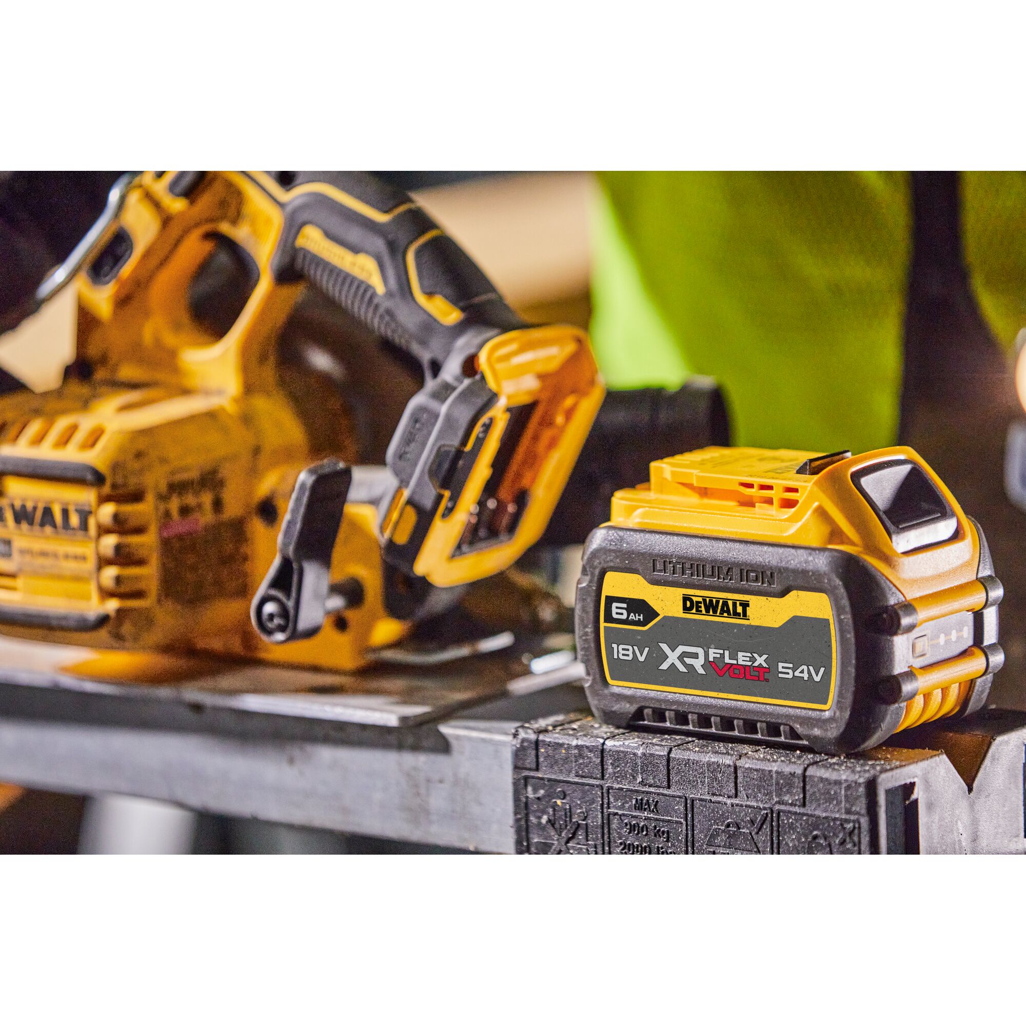 Pildil on DeWalt akuketassaag DCS573NT koos 18V XR FlexVolt akuga.