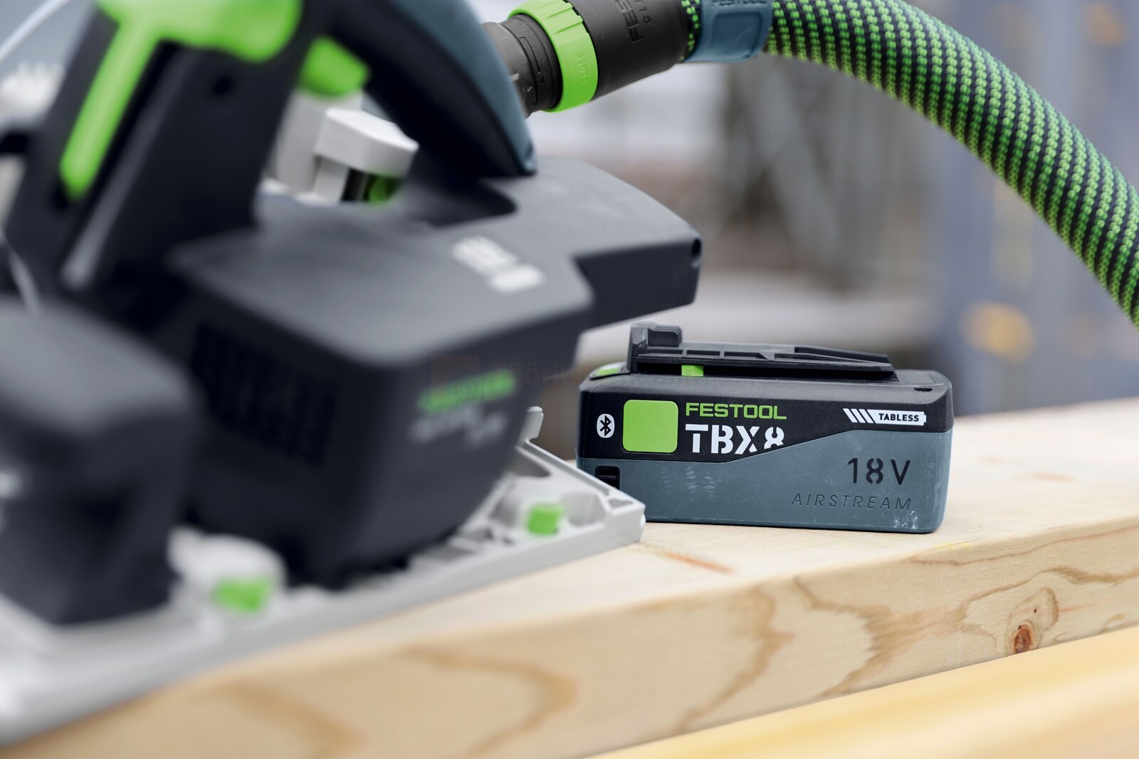 Pildil on Festool aku Tabless BP 18 TBX 8 ASI, mis on paigaldatud saele ja mille külge on ühendatud voolik.