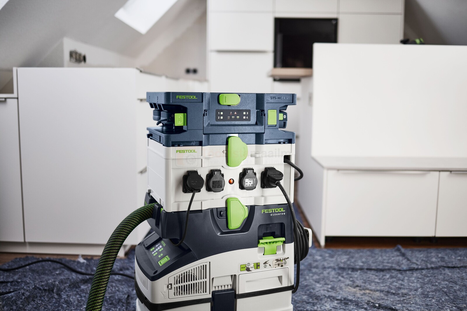 Pildil on Festool kiirlaadija SYS-MC 6/4, mis on mitme pistikupesaga ja mille külge on ühendatud voolik.