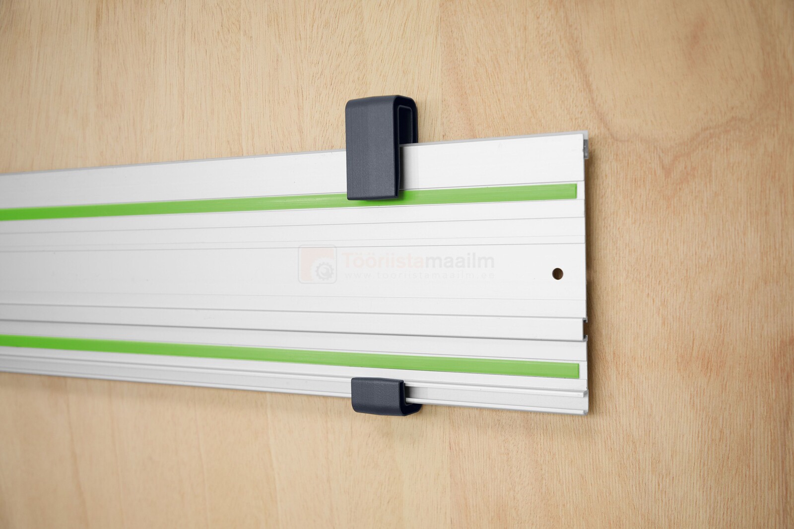 Pildil on näha Festool juhtsiini hoidik HA-FS/2, mis on kinnitatud puidust seinale ja hoiab kahte Festool juhtsiini.